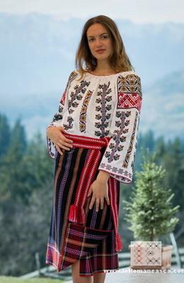 costum national moldovenesc